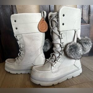 MANITOBAH Mukluks Pacific Tall Winter Suede Fur Pom Gray Boots – Size 8 Like New